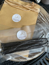 Charger l'image dans la galerie, Gousses de vanille bourbon affinées 16 à 18 cm - qualité premium grande taille