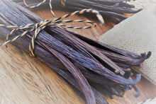 Load image into Gallery viewer, 2 premium matured bourbon vanilla pods + under glass
