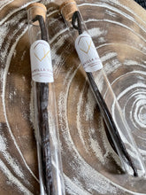 Load image into Gallery viewer, 2 premium matured bourbon vanilla pods + under glass
